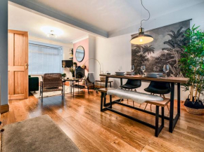 Pass the Keys Stunning 2BR Townhouse in Belfasts Best Location